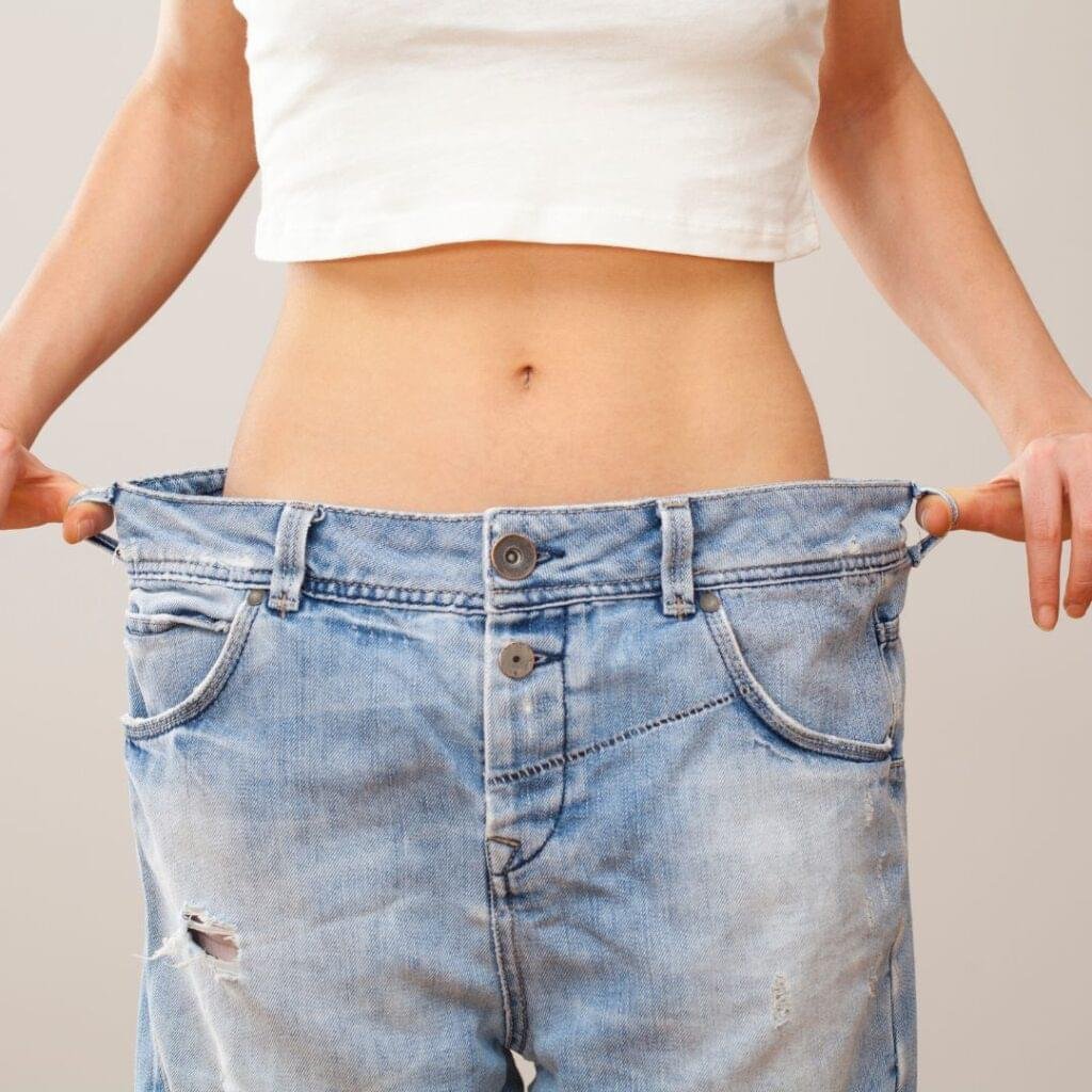 A detailed infographic illustrating tips on how to lose weight quickly in 2 weeks, featuring strategies like creating a calorie deficit, incorporating intermittent fasting, increasing hydration, and engaging in high-intensity interval training (HIIT) for effective weight loss.